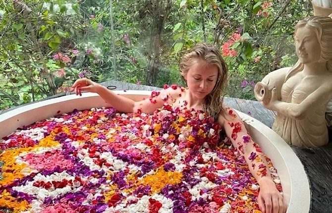 Flower bath photo experience, Bali